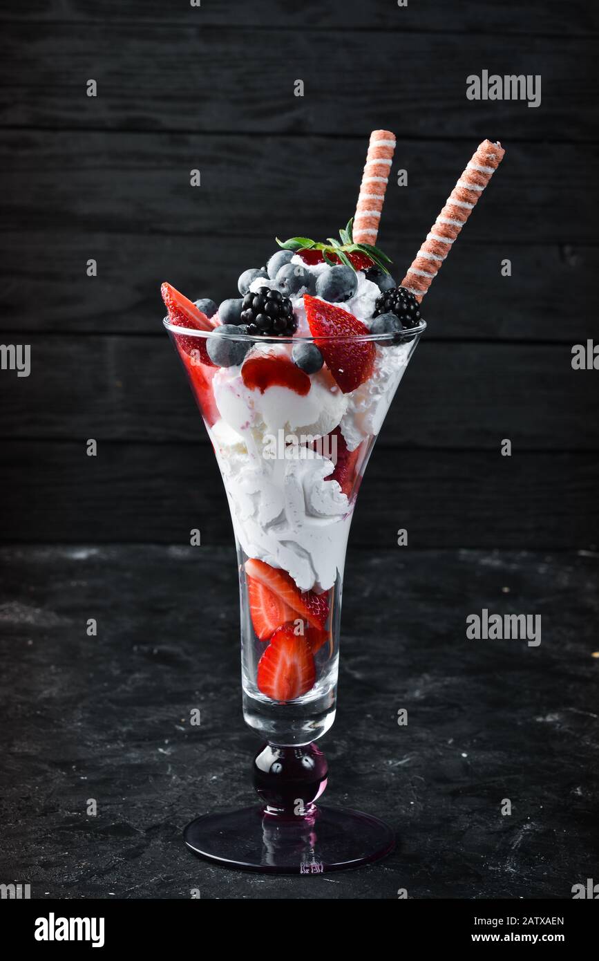 Eis mit wilden Beeren. Dessert. Draufsicht. Stockfoto