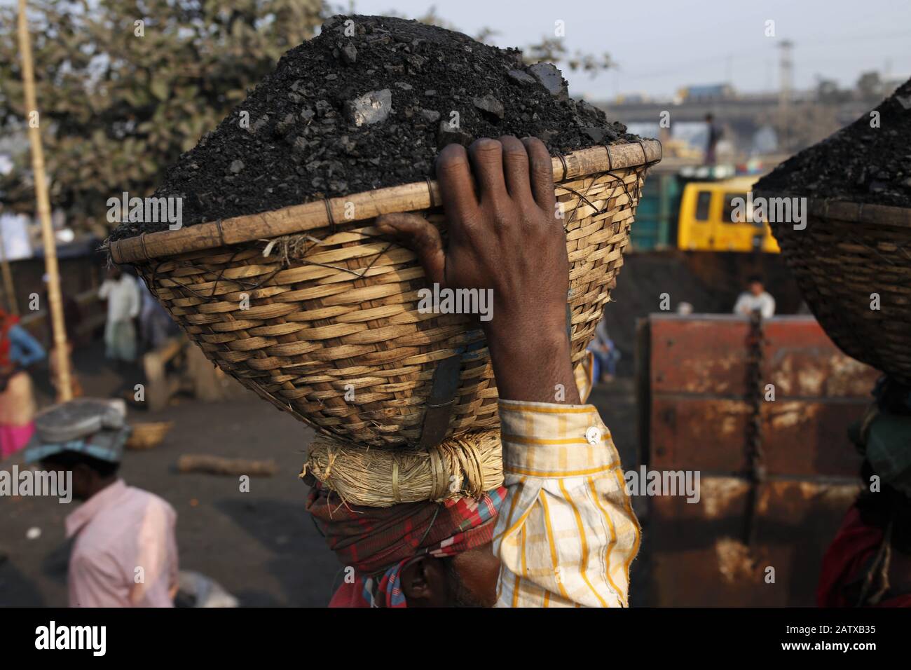 Dhaka, Bangladesch. Februar 2020. Ein Arbeiter lädt Kohle in einem Korb auf seinem Kopf am Ufer des Turag River ab. Kredit: MD Mehedi Hasan/ZUMA Wire/Alamy Live News Stockfoto