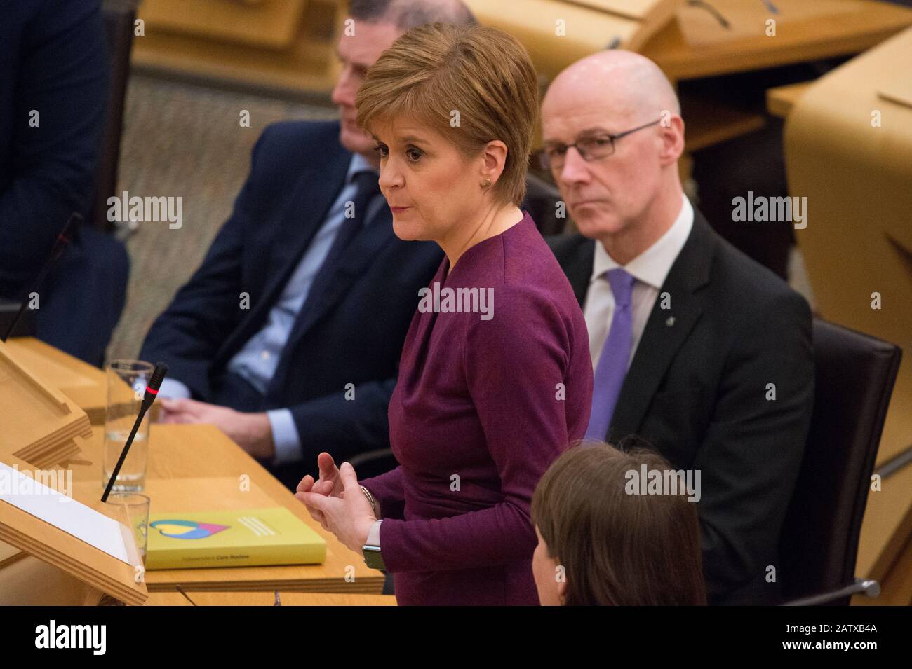 Edinburgh, Großbritannien. Februar 2020. Abgebildet: Nicola Sturgeon MSP - Erster Minister von Schottland und Führer der Scottish National Party. Ministererklärung: Unabhängige Pflegeüberprüfung. Szenen aus der Debattierkammer im schottischen Parlament, Holyrood in Edinburgh. Kredit: Colin Fisher/Alamy Live News Stockfoto