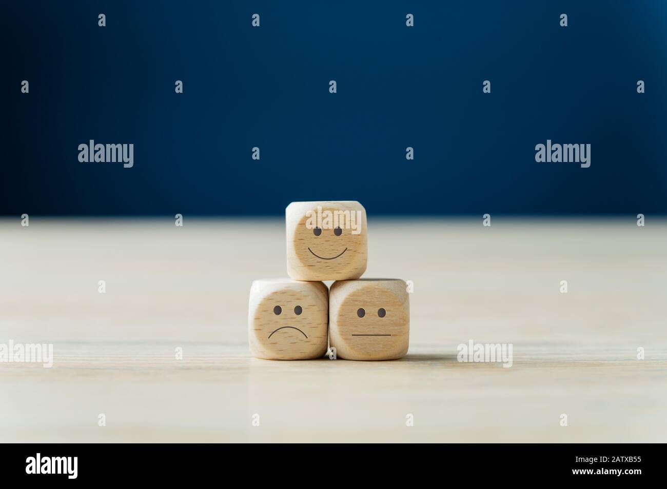 Customer Service Satisfaction Concept - drei Holzdices mit unterschiedlichen Zufriedenheitsausdrücken für sie. Stockfoto
