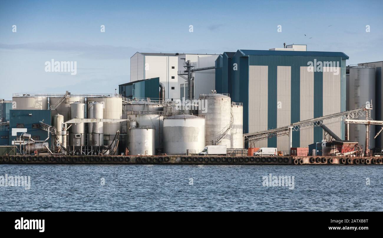 Norwegische Industrielandschaft mit Mahl- und Ölförderanlage. Fischmehlfabrik in Karmoy, Norwegen Stockfoto
