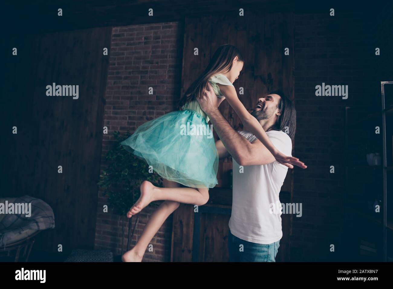 Foto der schönen kleinen liebenswerten Dame und ihres hübschen jungen Daddy Swing kleine Prinzessin erhöhen die Luft verbringen Wochenendzeit heimliche verspielte Atmosphäre Stockfoto