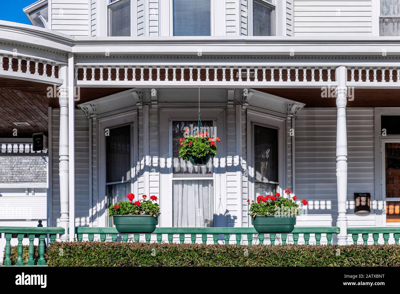Charmante Hausvorhalle mit Blumenkästen. Stockfoto