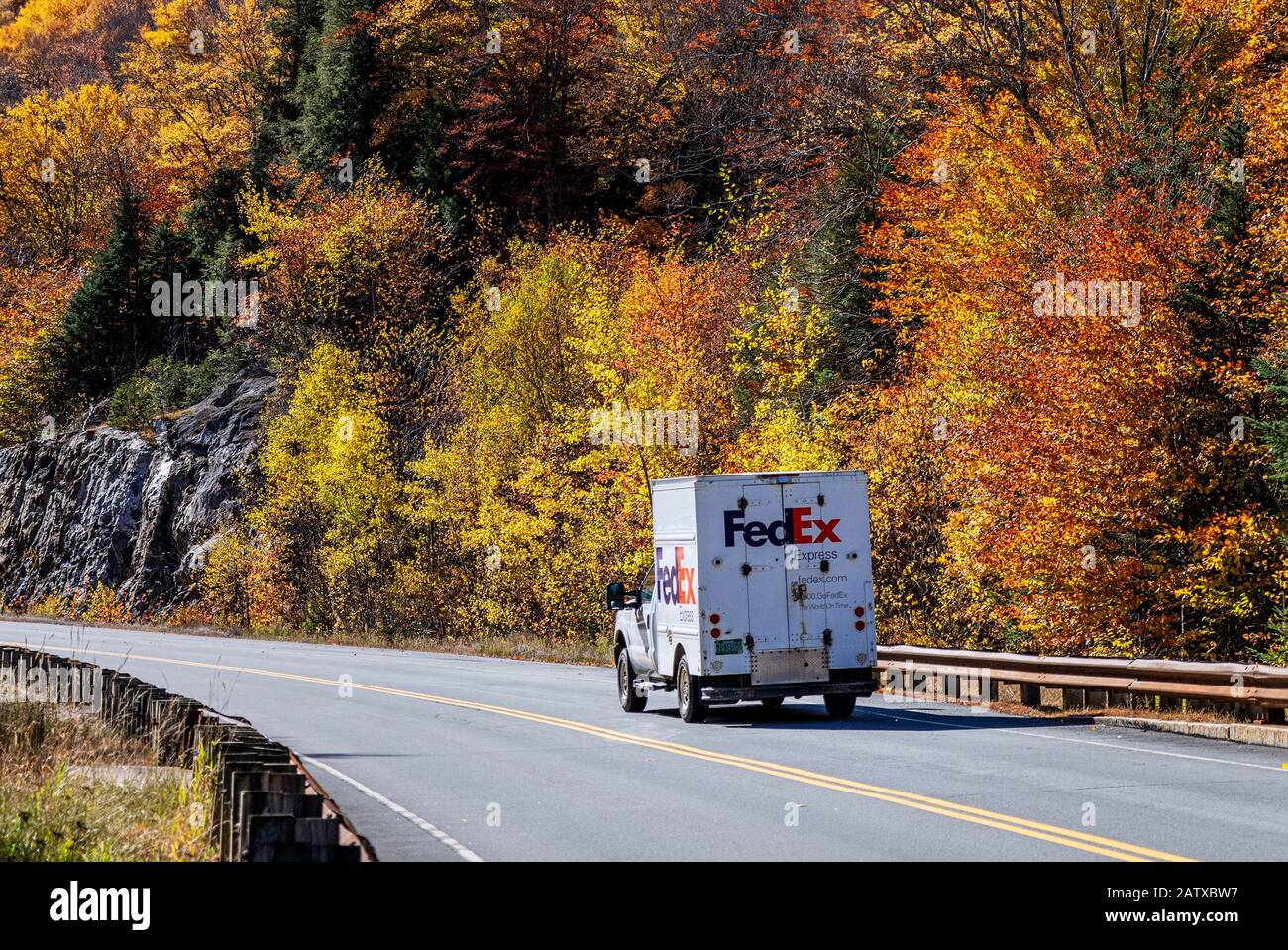 FedEx Lieferwagen für Herbstlieferung. Stockfoto