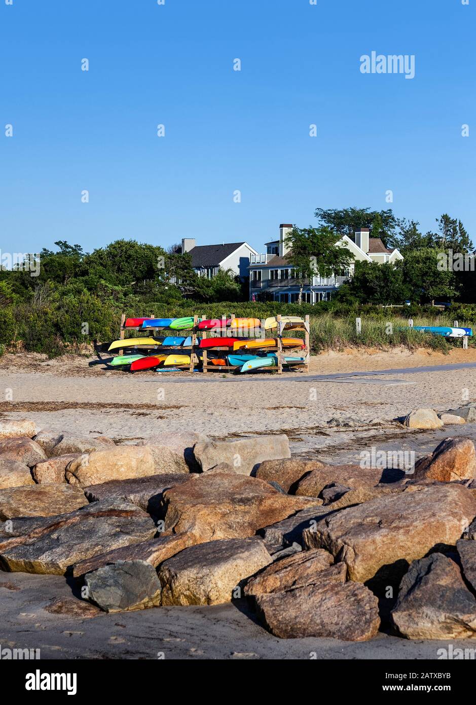 Kyaks an Paine's Creek Strand, Brewster, Cape Cod, Massachusetts, USA. Stockfoto