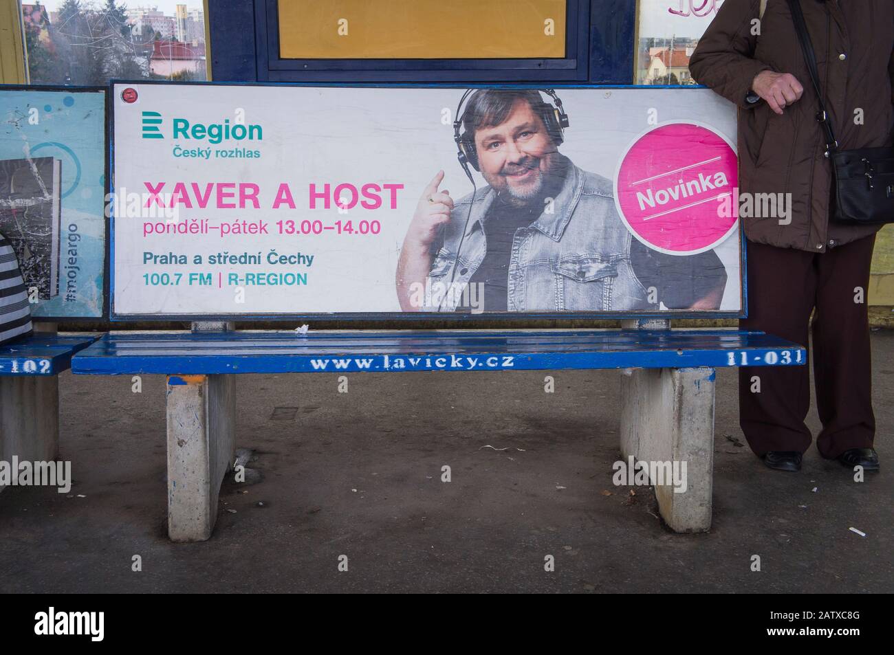 Werbung für eine Talkshow XAVER UND GAST (XAVER IST MODERATOR auf Tschechisch), Bankanzeige, Plakat, Kampagne, Lubos Xaver Vesely, Prag, Tschechische Republik Stockfoto