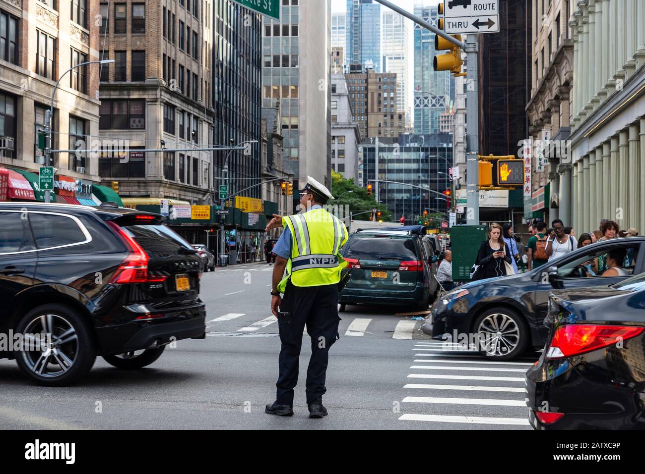 New York City, USA - 2. August 2018: Polizist, der den Verkehr lenkt, hebt die Hand in Manhattan, New York City, USA Stockfoto