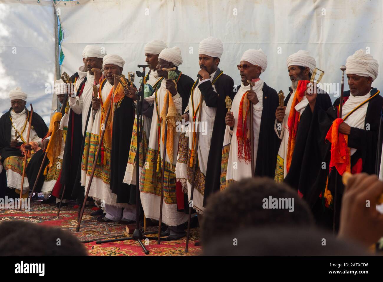Lalibela, Äthiopien - Nov 2018: Älterer Mann singt Zeremonie auf Pilgerreise in Lalibela Untergrundkirchen Stockfoto Lalibela, Äthiopien - Nov 2018: Älterer Mann singt Zeremonie auf Pilgerreise in Lalibela Untergrundkirchen Stockfoto