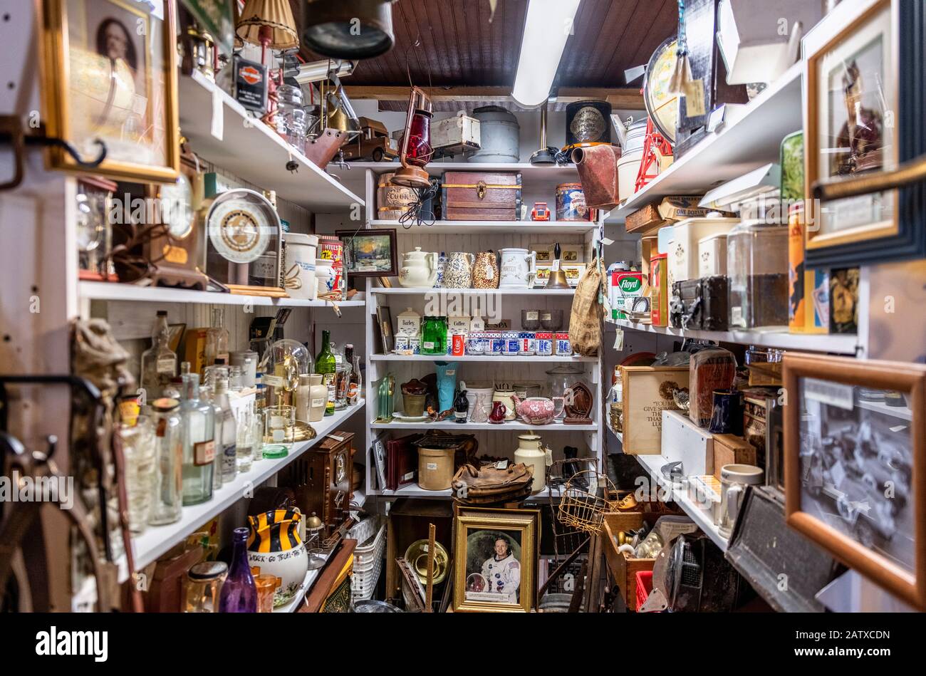 Antique store mit Collectibles überfüllt. Stockfoto