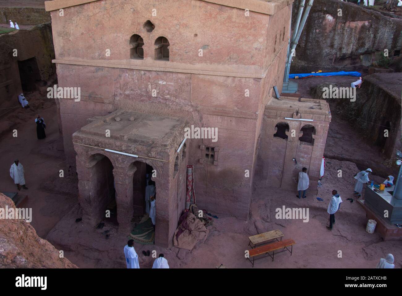 Lalibela, Äthiopien - Nov 2018: Menschen, die in den Tunneln an Kirchen von Lalibela spazieren, die zu Felsen ausgegraben sind Stockfoto