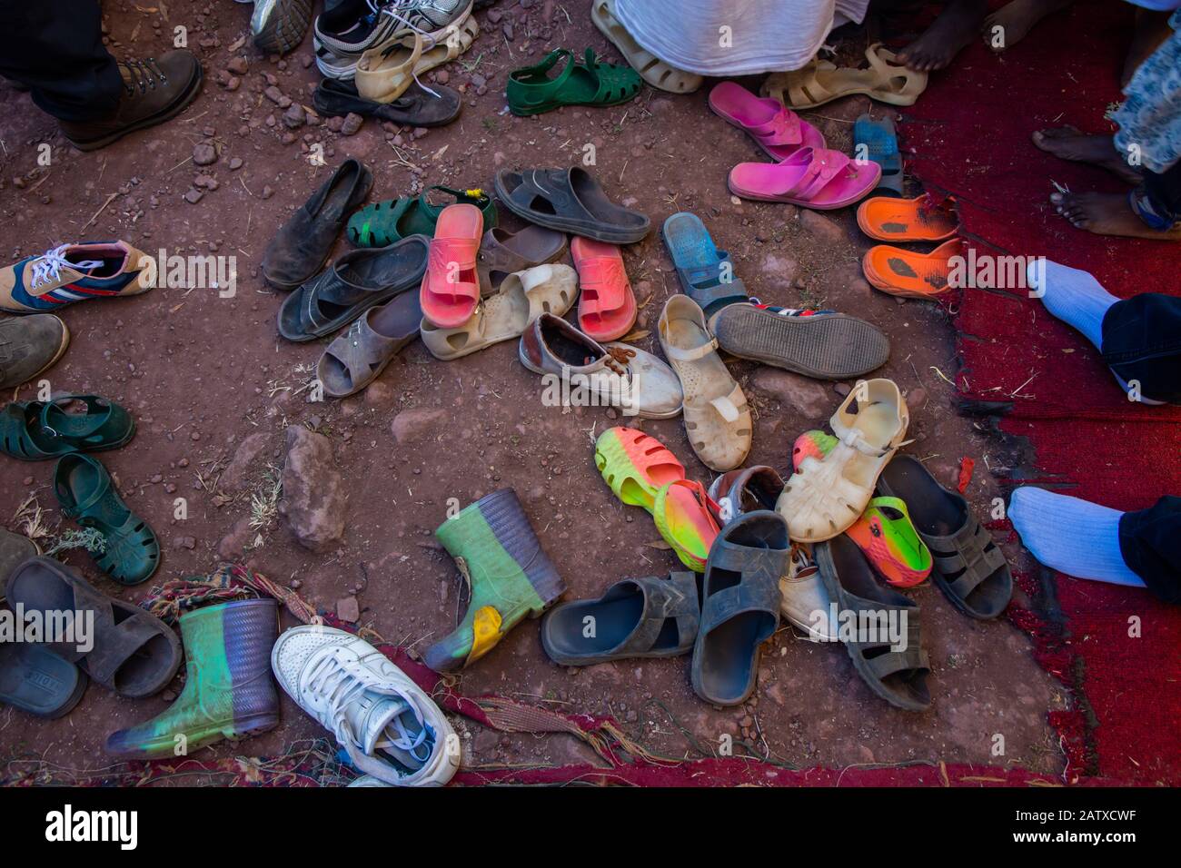 Bunte Schuhlaufen vor der Lalibela-Untergrundkirche. Schuhe sind im Tempel verboten. Äthiopien Stockfoto