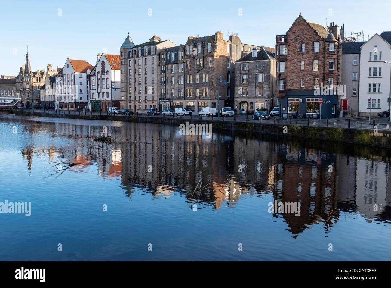 Winterreflexionen von Gebäuden am Ufer am Wasser von Leith in Leith, Edinburgh, Schottland, Großbritannien Stockfoto