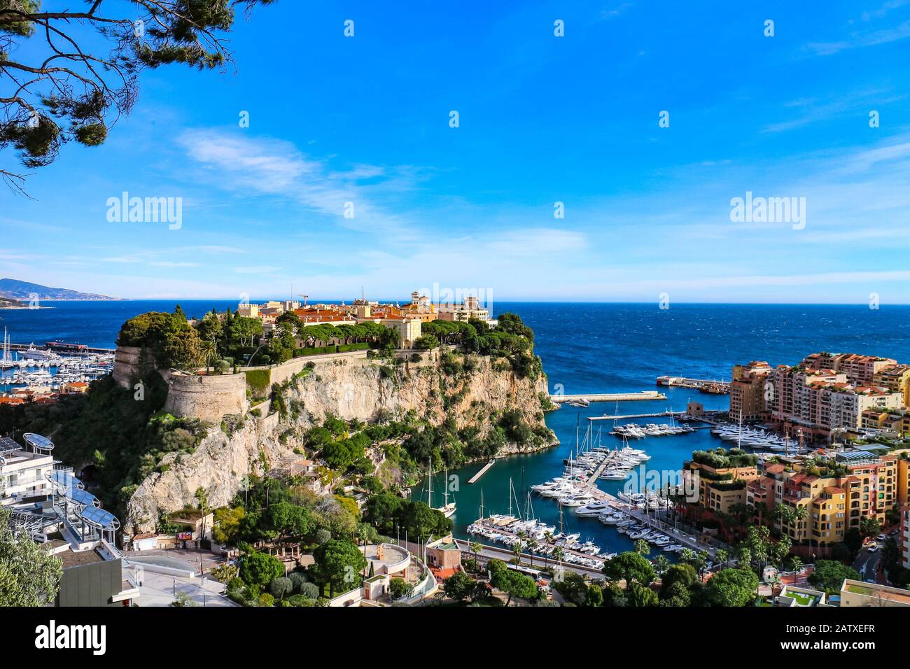 Blick auf den Felsen von Monaco (französisch: Le Rocher) und Teile der Häfen von Monte Carlo und Fontvielle am Mittelmeer. Monaco-Ville, Monaco. Stockfoto