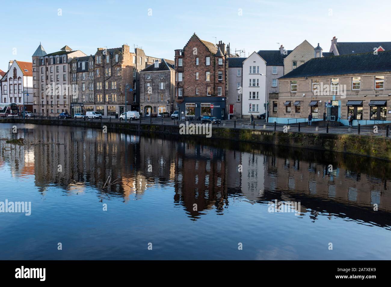 Winterreflexionen von Gebäuden am Ufer am Wasser von Leith in Leith, Edinburgh, Schottland, Großbritannien Stockfoto