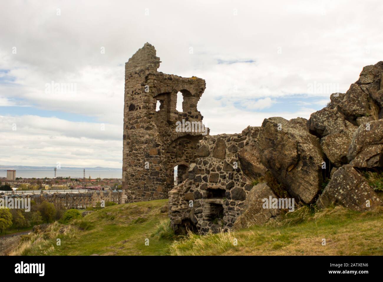 Die Ruine der St Anthony's Chapel im Holyrood Park, mit Leah und dem Firth of Forth im Hintergrund, fotografiert früh an einem bewölkten Tag in Edinburgh Stockfoto