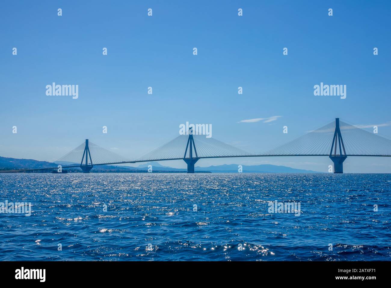 Griechenland. Bridge Rion Antirion. Drei hohe Pylone der Kabelbrücke über den Golf von Korinth bei sonnigem Wetter Stockfoto