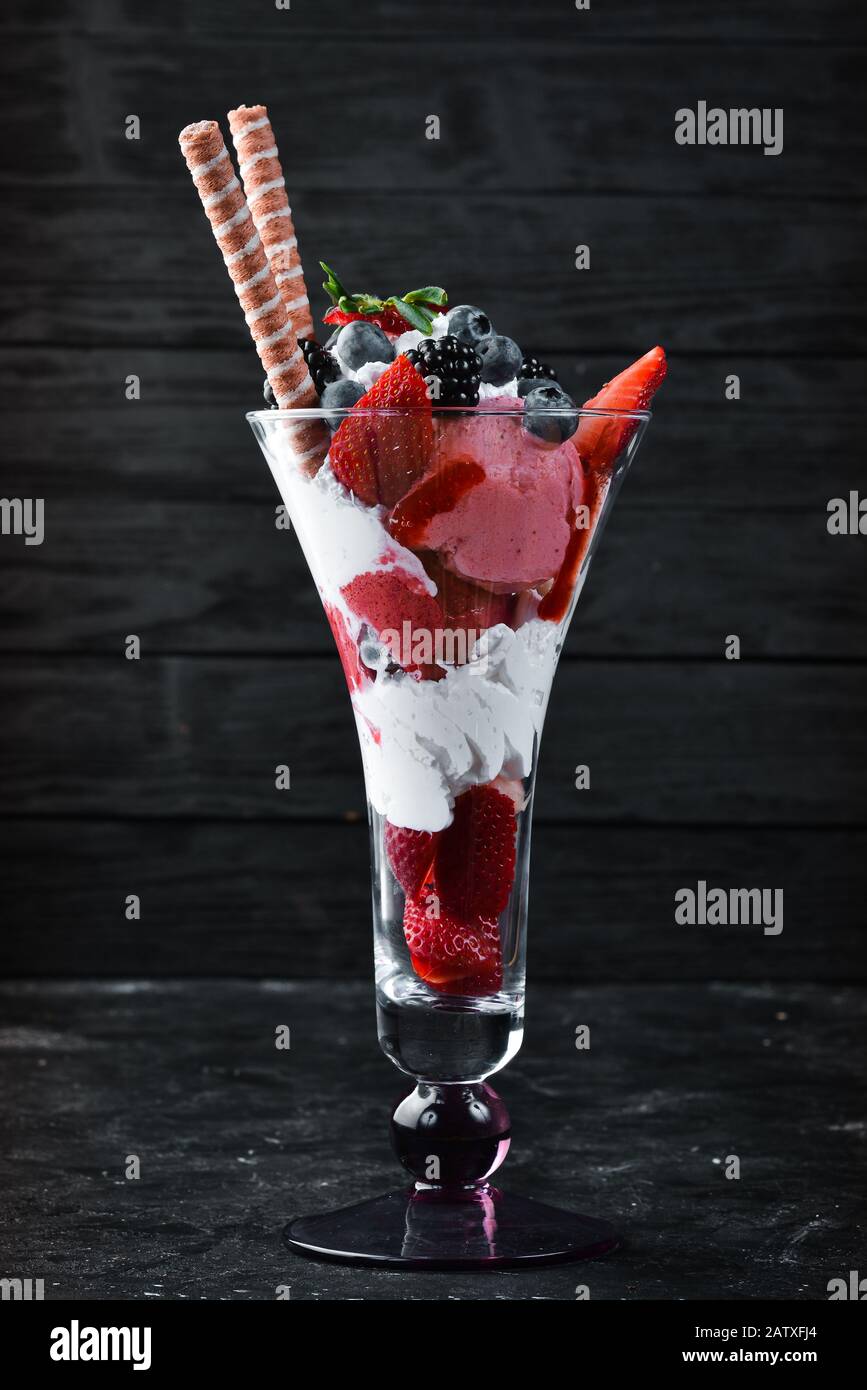 Eis mit wilden Beeren. Dessert. Draufsicht. Stockfoto