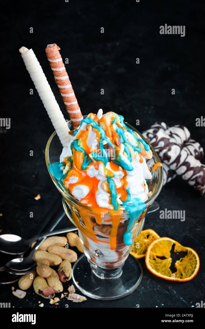 Eis mit Nüssen und Karamell. Draufsicht. Stockfoto