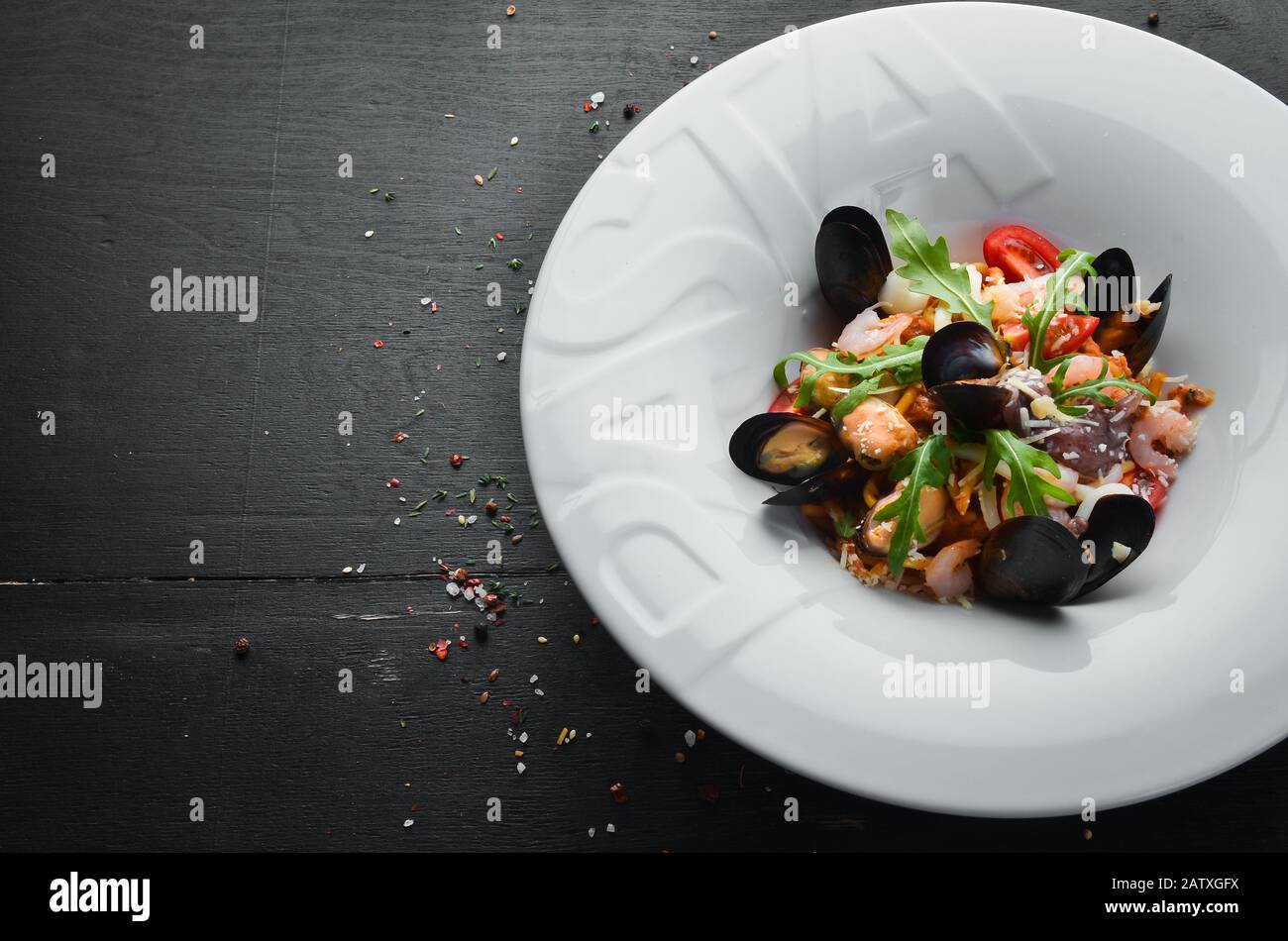 Traditionelle Pasta aus Fisch und Meeresfrüchten auf einem Teller. Muscheln, Garnelen, Tintenfisch. Draufsicht. Freier Speicherplatz. Stockfoto