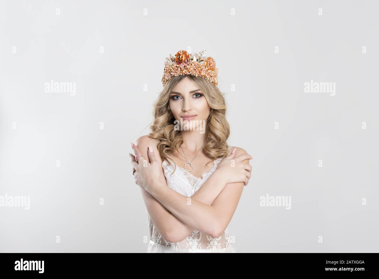 Gekronte Frau Stockfotos Und Bilder Kaufen Alamy