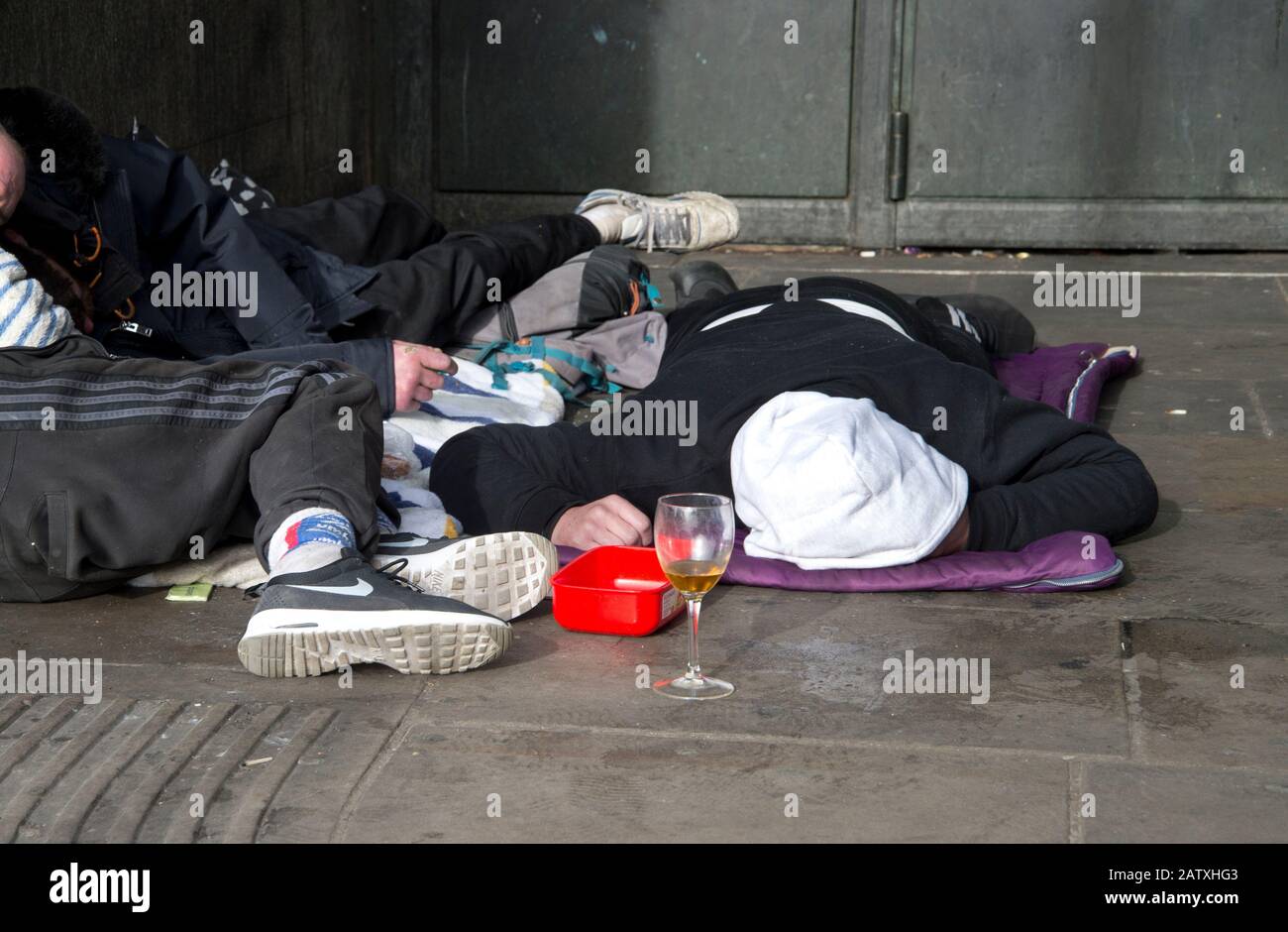 Westminster. Obdachlose Männer schlafen ein Stockfoto