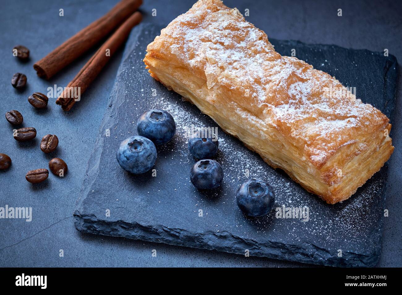 Gebäckdessert mit Puderzucker und Blaubeeren Stockfoto