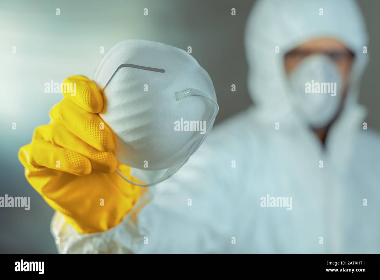 Medizinischer Mitarbeiter, der eine Schutzmaske für Atemschutzgeräte eingibt, Nahaufnahme mit selektivem Fokus Stockfoto