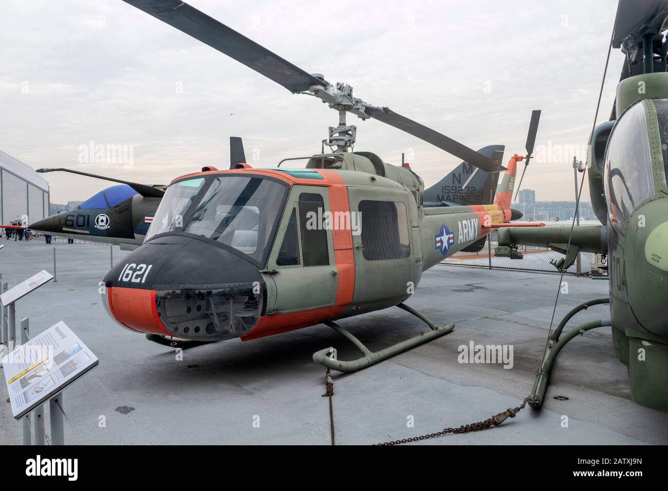 Hubschrauber der United States Army Bell Huey UH-1 auf dem Flugdeck des Flugzeugträgers USS Intrepid, Manhattan, New York City, Vereinigte Staaten von Amerika. Stockfoto