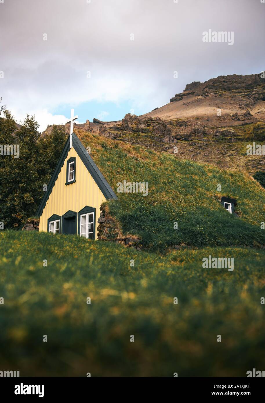 Rasenkirche im isländischen Dorf Hof, Island Stockfoto