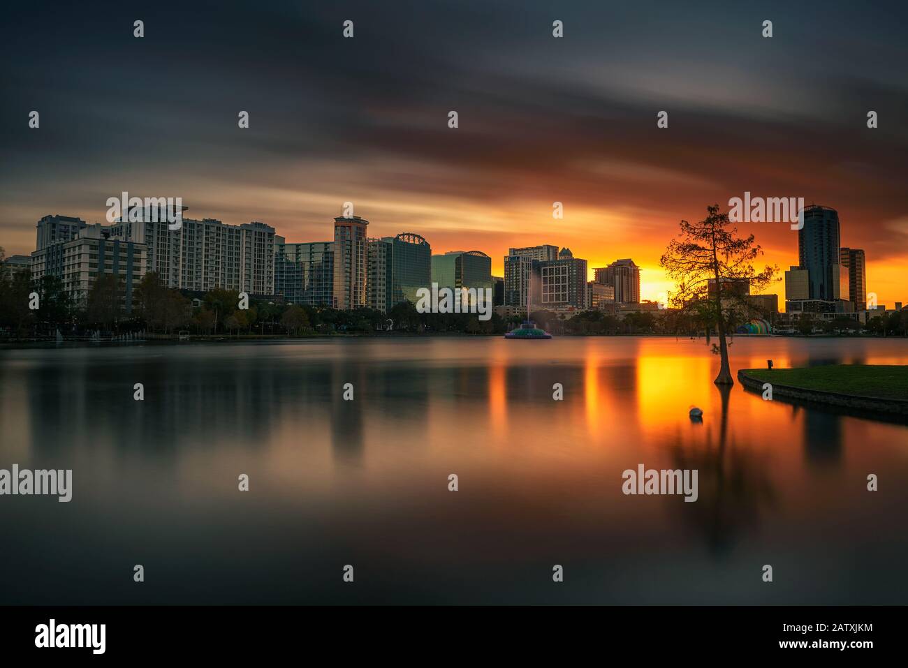 Farbenfroher Sonnenuntergang über dem Lake Eola und der Skyline der Stadt in Orlando, Florida Stockfoto