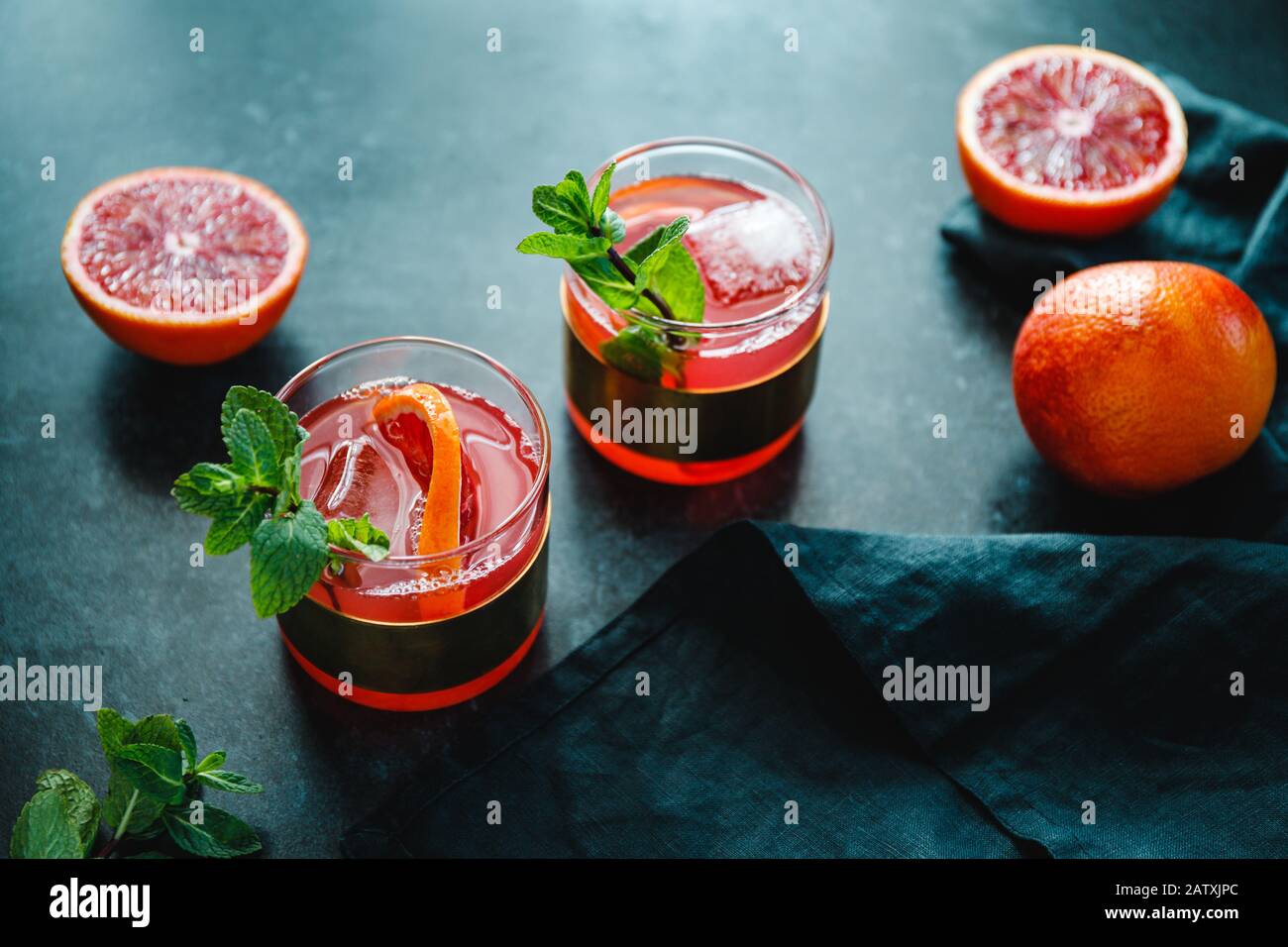 Erfrischender kalter Sommercocktail mit Blutorange und Minze. Stockfoto
