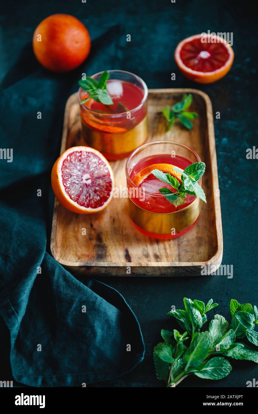 Erfrischender kalter Sommercocktail mit Blutorange und Minze. Stockfoto