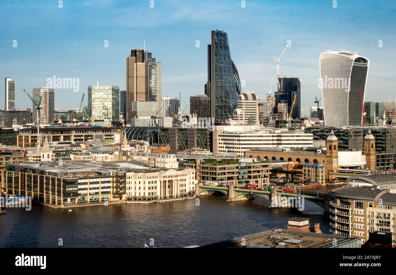 City of London. Landmark-Wolkenkratzer im Finanzviertel der britischen Hauptstadt mit der Themse im Vordergrund. Stockfoto