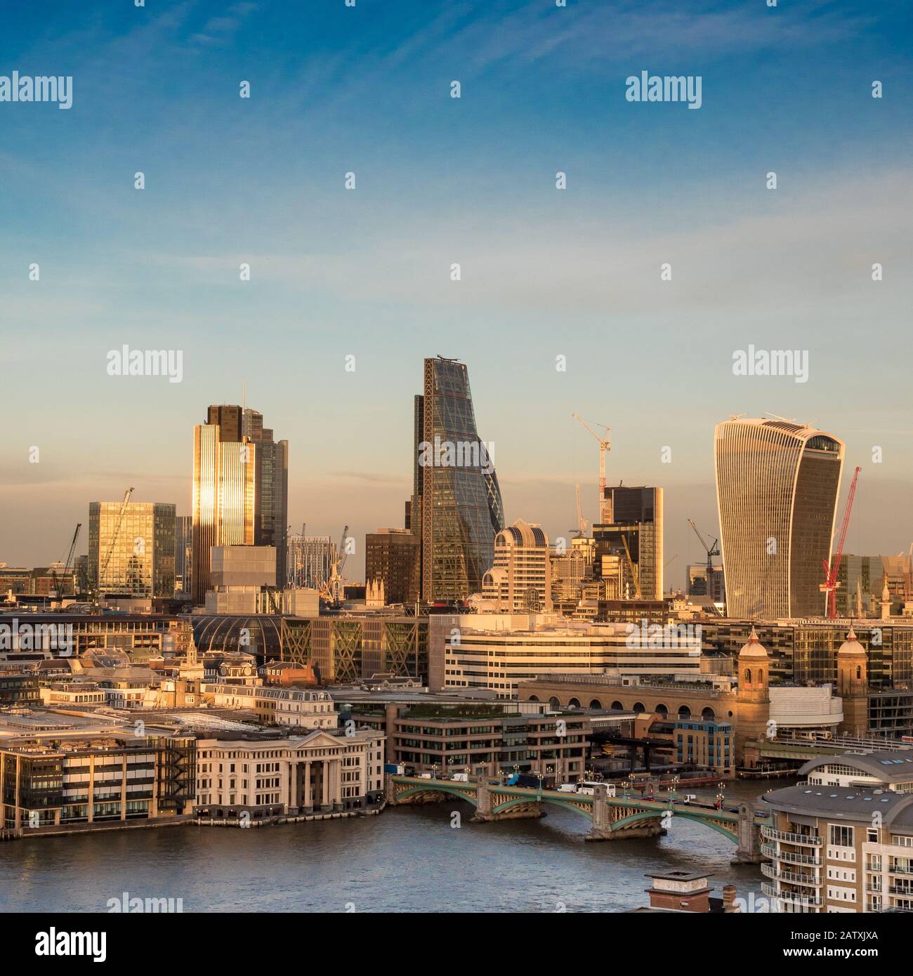 City of London in der Dämmerung. Landmark-Wolkenkratzer im Finanzviertel der britischen Hauptstadt mit der Themse im Vordergrund. Stockfoto