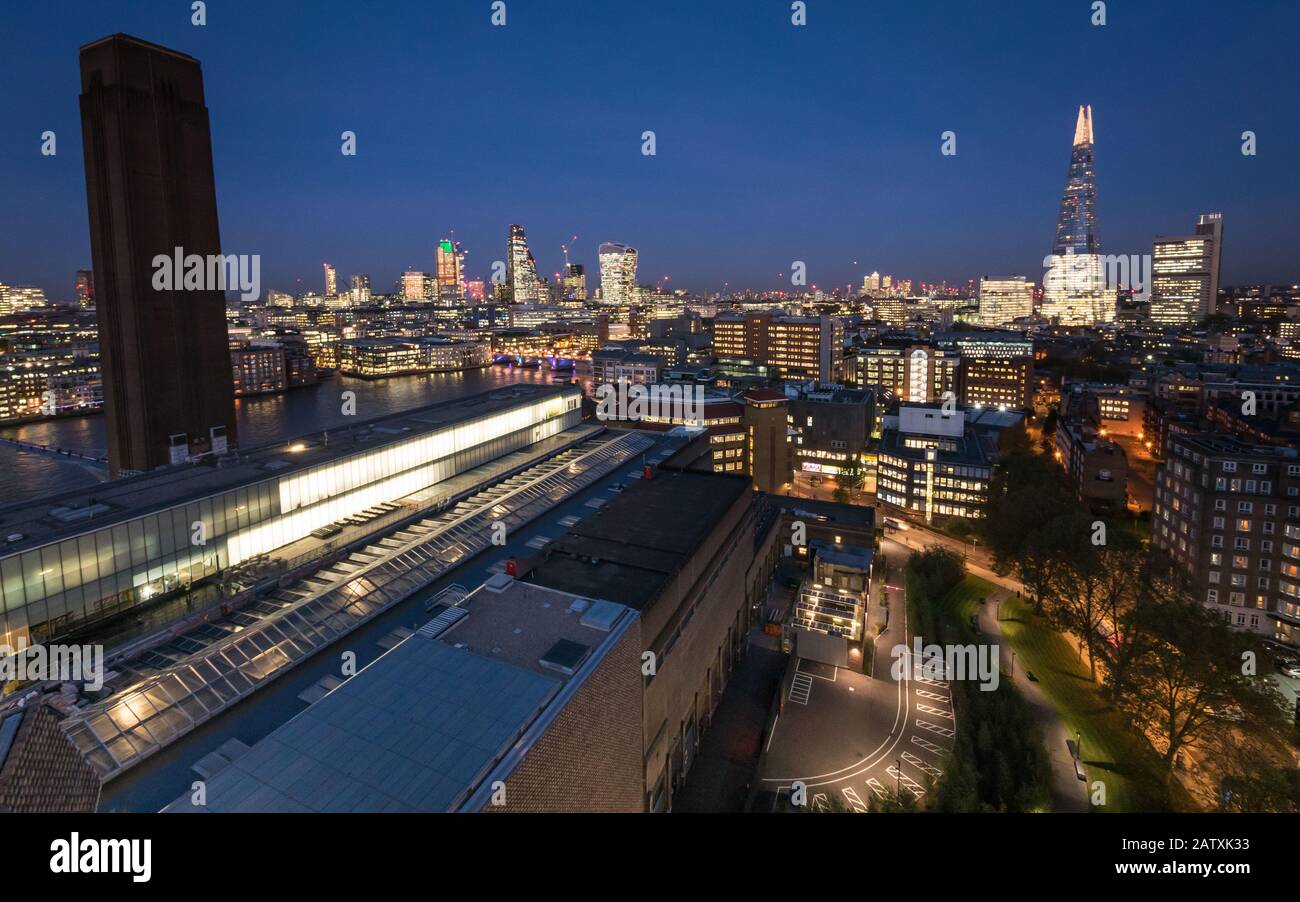 Die Skyline von London in der Abenddämmerung. Blick vom Tate Modern Blavatnik Gebäude Aussichtsplattform über die beleuchteten Wolkenkratzer der Stadt. Stockfoto