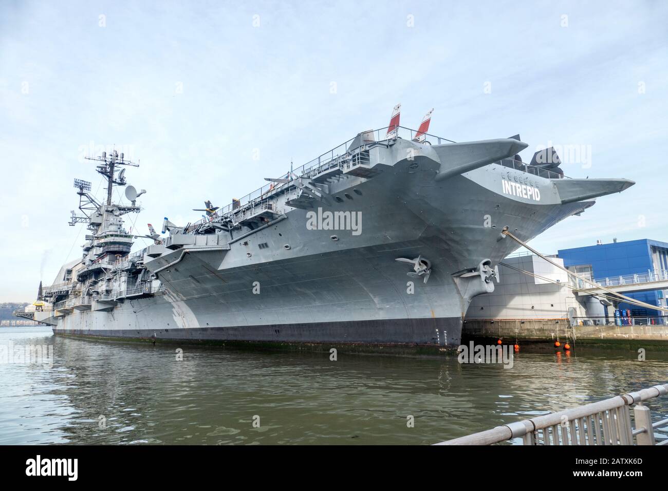 Der Flugzeugträger USS Intrepid war auf dem Hudson River, Midtown Manhattan, New York City, USA, vermocht. Stockfoto