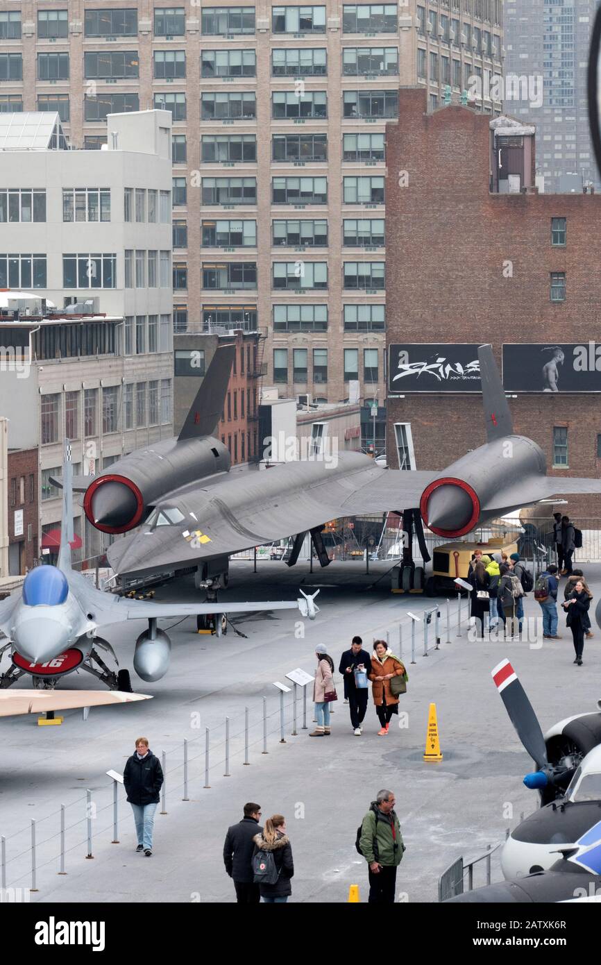 Lockheed A-12 Project Oxcart ÒBlackbirdÓ Bomber 1967 auf dem Deck des Flugzeugträgers USS Intrepid, der auf dem Hudson River, Midtown Manhattan, New Y, gefestert wurde Stockfoto
