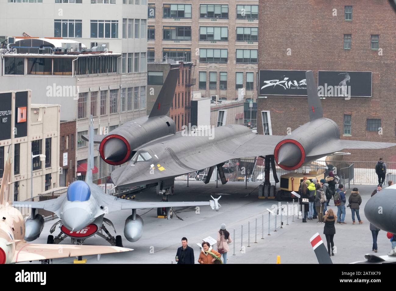 Lockheed A-12 Project Oxcart "Blackbird" Bomber 1967 auf dem Deck des Flugzeugträgers USS Intrepid, der auf dem Hudson River, Midtown Manhattan, New Y, gefestert ist Stockfoto