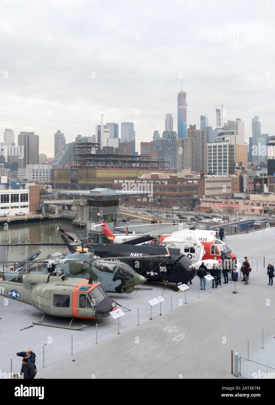 Hubschrauber der United States Army Bell Huey UH-1 auf dem Flugdeck des Flugzeugträgers USS Intrepid, Manhattan, New York City, Vereinigte Staaten von Amerika. Stockfoto