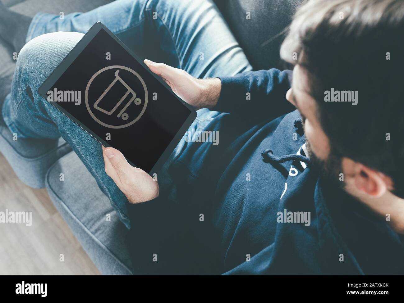 Der hochwinkelige Blick auf den Mann zu Hause mit einem Tablet-Computer zum Online-Shopping Stockfoto