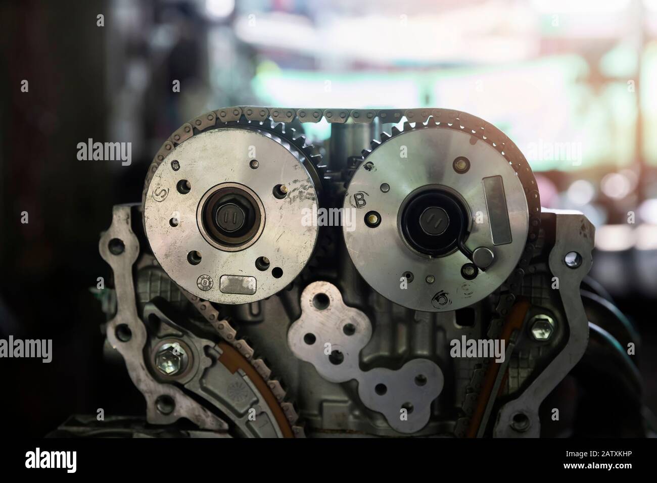 Autoteile in der Kfz-Reparaturwerkstatt. Stockfoto