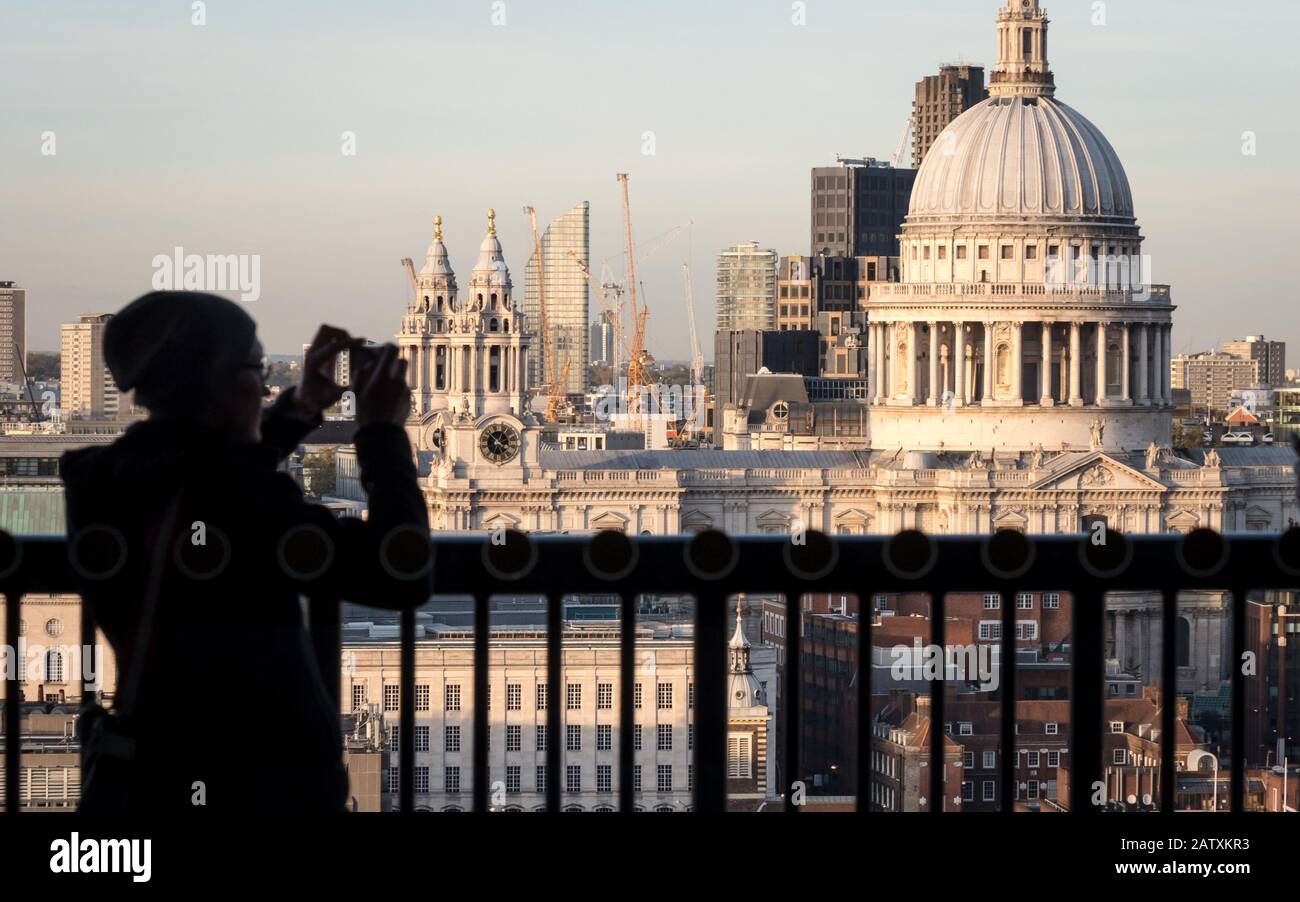 London Tourismus. Ein Tourist, der die St. Pauls Kathedrale von der Aussichtsplattform des Blavatnik Gebäudes in der Tate Modern Art Gallery fotografiert. Stockfoto