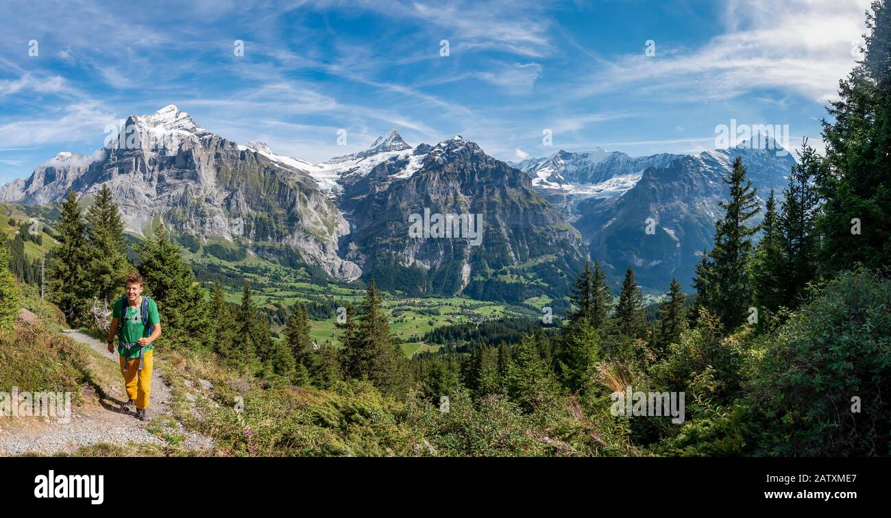 Wanderer auf dem Wanderweg nach Bachalpsee, hinter verschneiten Wetterhorn, Schreckhorn und Eiger, Grindelwald, Bern, Schweiz Stockfoto
