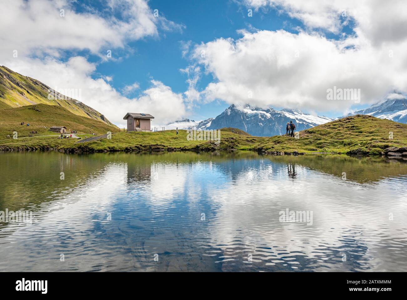 Kleines Haus am Bachalpsee, hinter Wetterhorn und Schreckhorn, Grindelwald, Bern, Schweiz Stockfoto