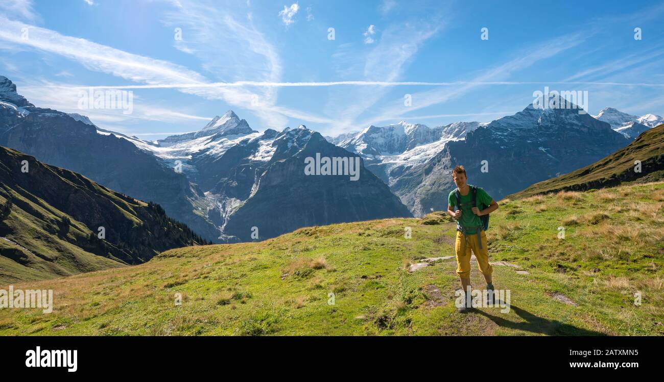 Wanderer auf dem Wanderweg nach Bachalpsee, hinter schneebedeckten Schreckhorn und Eiger, Grindelwald, Bern, Schweiz Stockfoto
