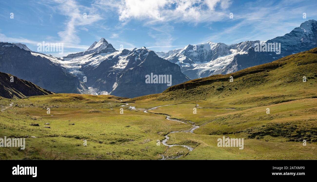 Flussmäander, hinter schneebedeckten Schreckhorn und Eiger, Grindelwald, Bern, Schweiz Stockfoto