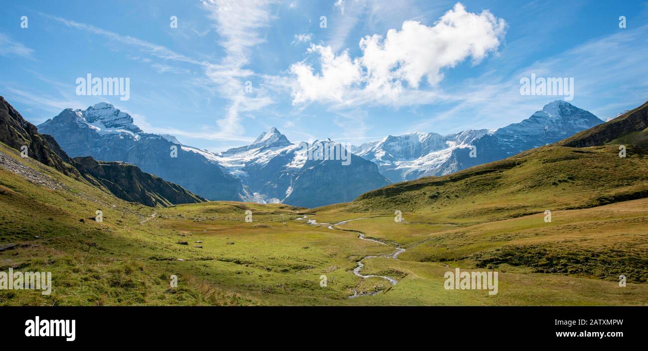 Flussmäander, hinter schneebedeckten Schreckhorn, Wetterhorn und Eiger, Grindelwald, Bern, Schweiz Stockfoto