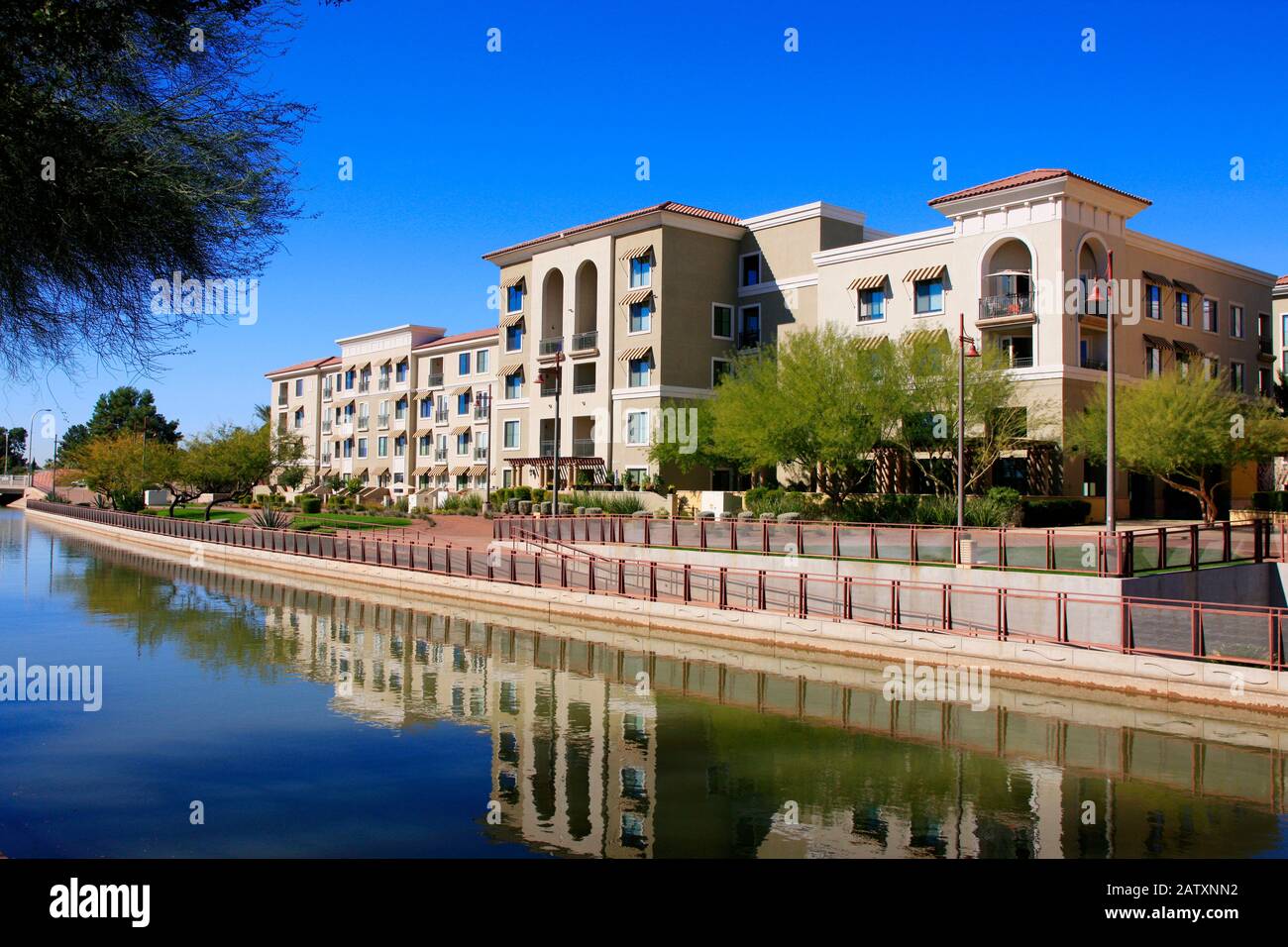 Apartments entlang des Arizona Canal in Scottsdale AZ Stockfoto