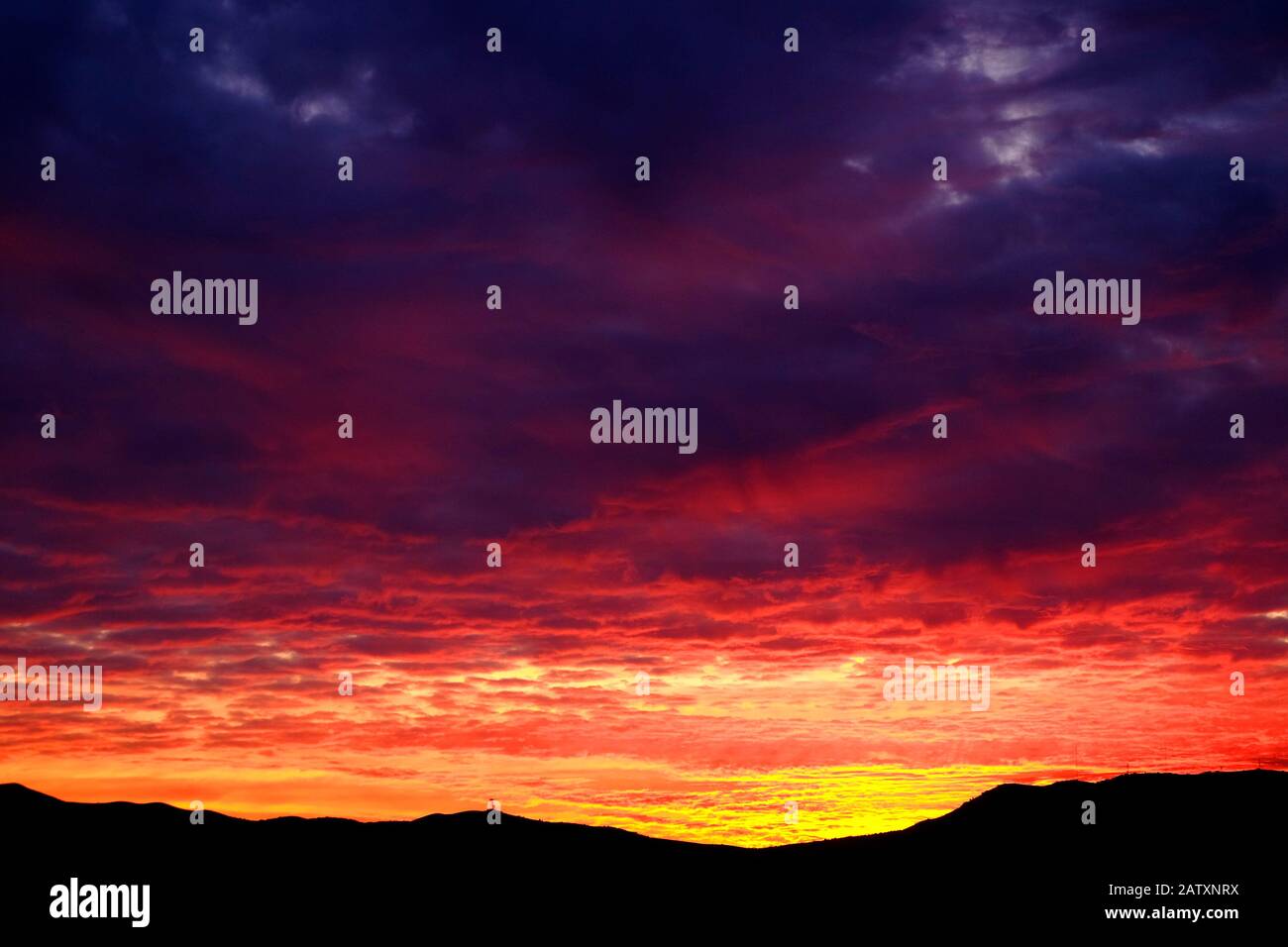 Sonnenuntergang oder Sonnenaufgang auf der Bergkette schöne Wolken färben Dämmerung oder Dämmerung Stockfoto