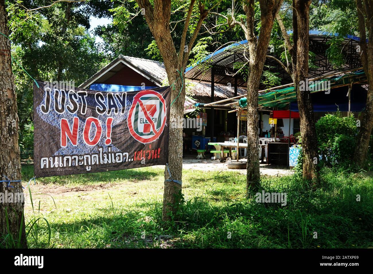 Ko Kood, Thailand. Okt. 2019. Protest gegen die Eröffnung von Geschäften der Handelskette "7Eleven" auf der Insel am Golf von Thailand. Kredit: Soeren Stache / dpa-Zentralbild / ZB / dpa / Alamy Live News Stockfoto